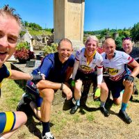 Group selfie, squat, Frog pubs