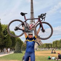 Paris, Eiffel Tours, bike above head